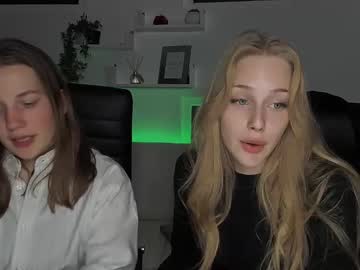 couple Sex Cam Girls That Love To Be On Top with sarahwelddy