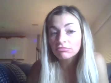 couple Sex Cam Girls That Love To Be On Top with itsrosieroexoxo