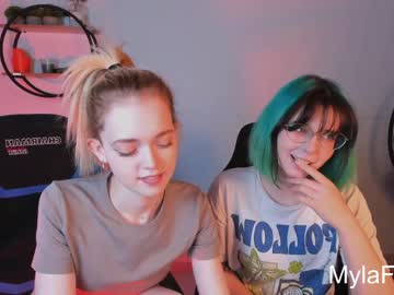 couple Sex Cam Girls That Love To Be On Top with hungry_olive
