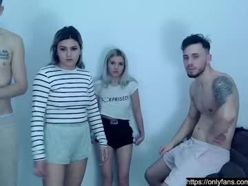 couple Sex Cam Girls That Love To Be On Top with maya_josie