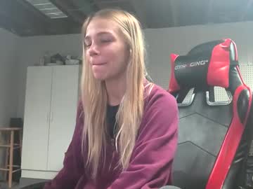 couple Sex Cam Girls That Love To Be On Top with chloe_damian