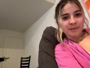 couple Sex Cam Girls That Love To Be On Top with makennamacy