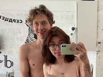 couple Sex Cam Girls That Love To Be On Top with zara_n_rob