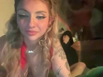 girl Sex Cam Girls That Love To Be On Top with miavenomxo